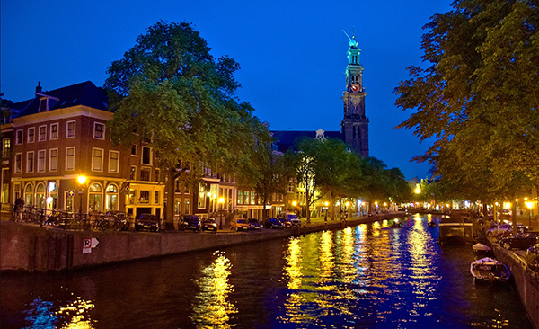 Amsterdam_at_night_00_small